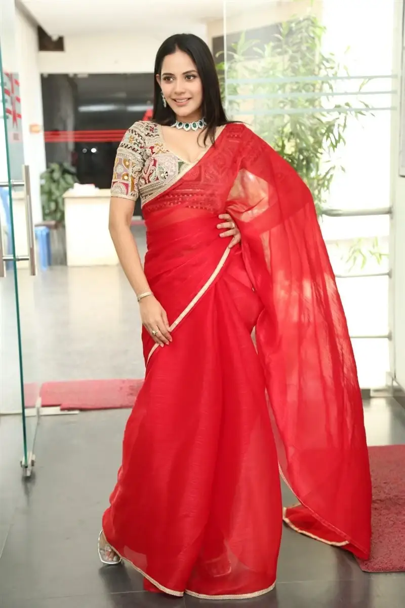 TAMIL ACTRESS AISHWARYA DUTTA IN RED SAREE AT FARHANA MOVIE PRESS MEET 6